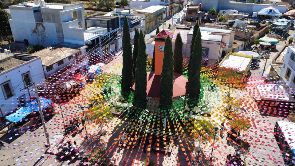 Plaza principal engalanada con papel picado