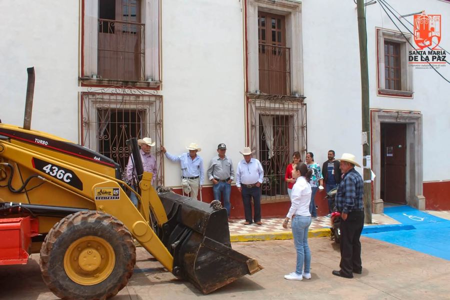 La nueva retroexcavadora frente a la Presidencia Municipal