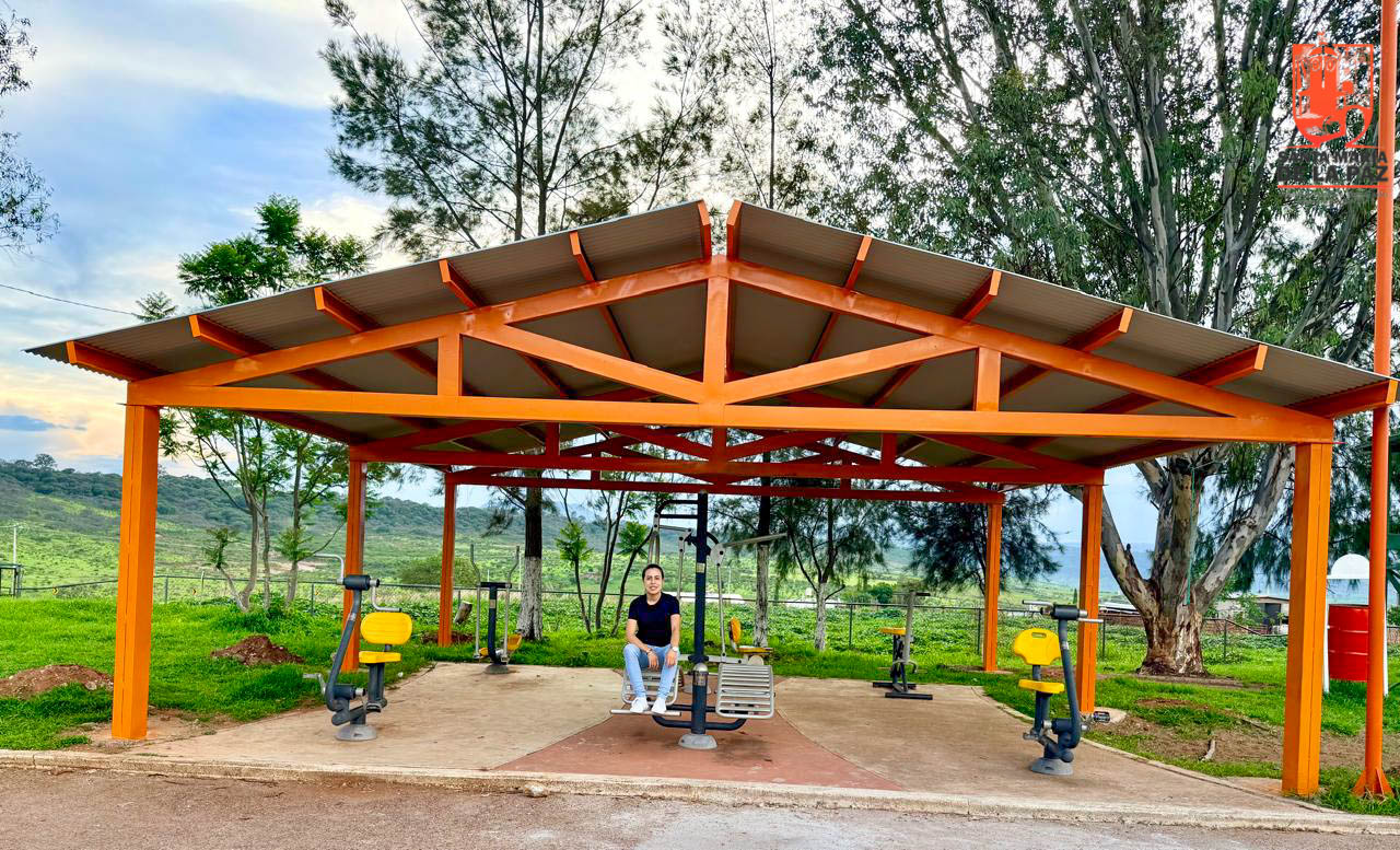 Aparatos rehabilitados del gimnasio al aire libre